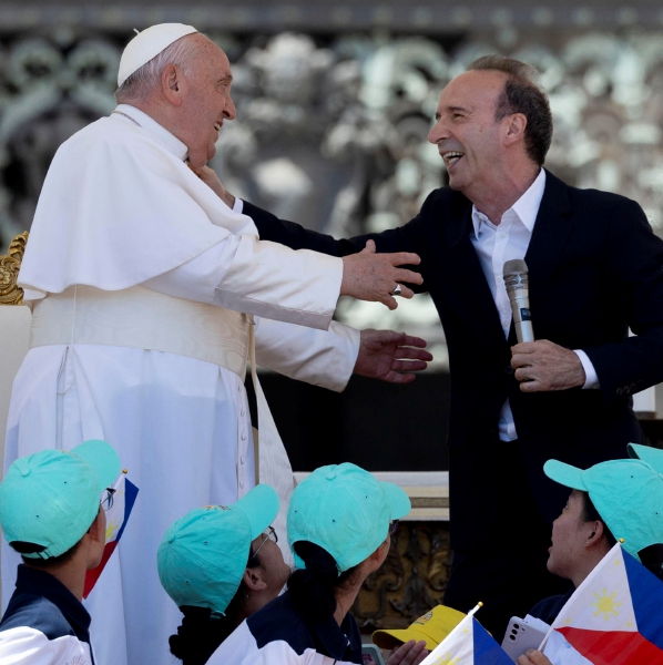 El papa Francisco recibe al actor Roberto Benigni