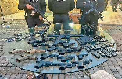 Las armas que fueron decomisadas en la fiesta que se realizó en una finca en las afueras de Guayaquil