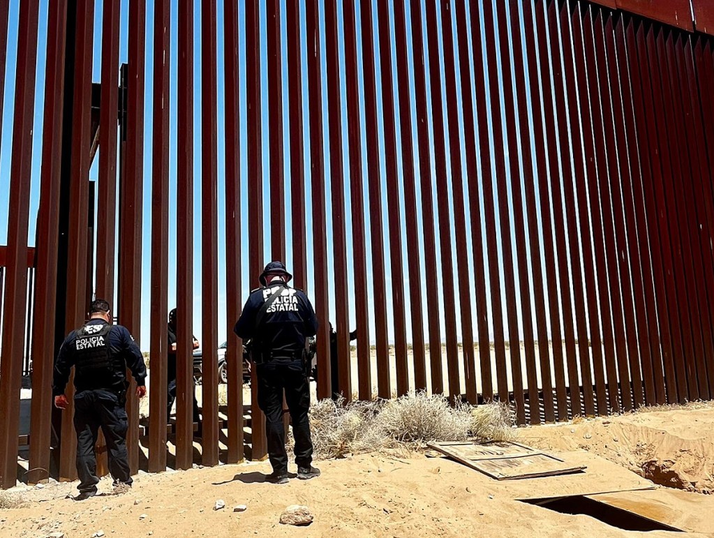 Fotografía cedida por la Fiscalía General del Estado donde se observa a policías estatales resguardando la zona donde se descubrió un túnel debajo del muro fronterizo entre Sonora y Arizona (Foto de EFE)