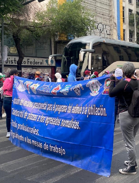 Normalistas de distintas escuelas rurales del estado de Guerrero protestaron ayer en las inmediaciones de la Secretaría de Gobernación, que está rodeada por vallas