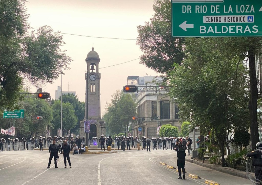 Normalistas muestran una manda con sus peticiones. Ayer protestaron en las inmediaciones de la Secretaría de Gobernación que estaba rodeada por policías antimotines