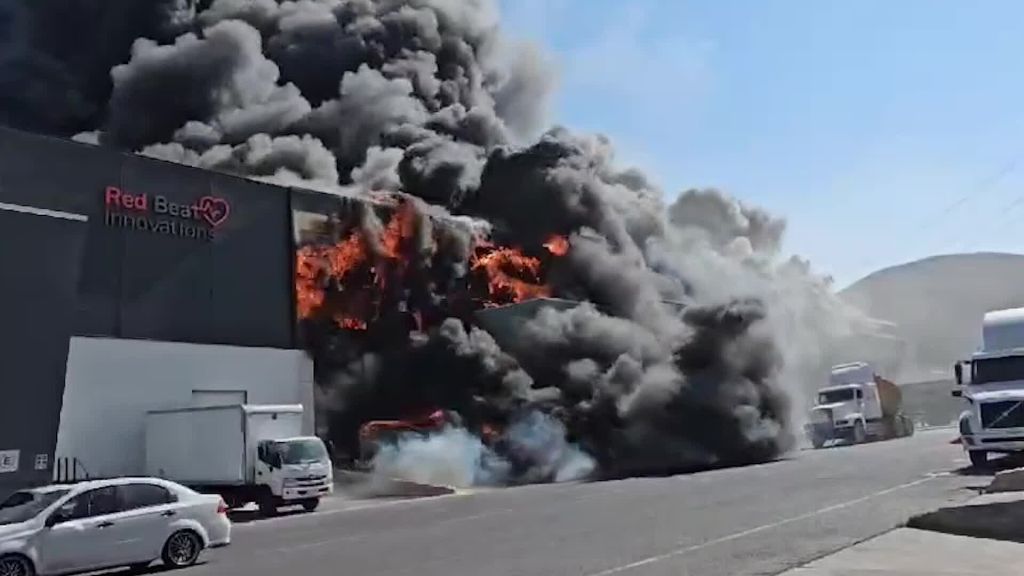 Reportan intenso incendio que consumió bodegas con medicamentos en el Parque Industrial Pyme, en Querétaro