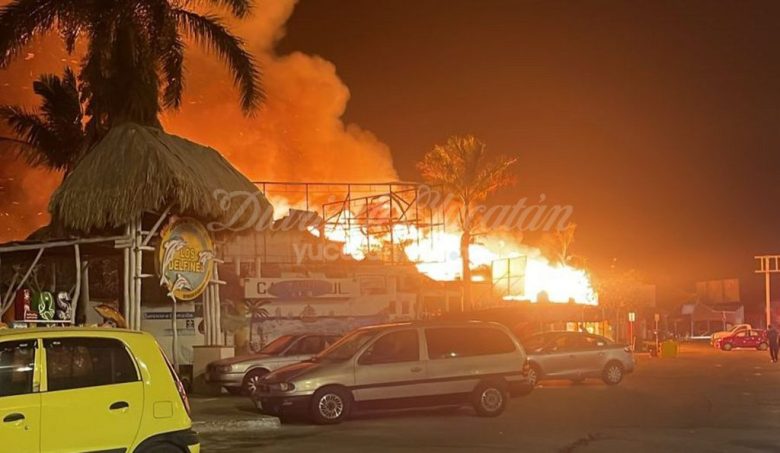 Un incendio consumió varias palapas de restaurantes cocteleros en el malecón de Campeche