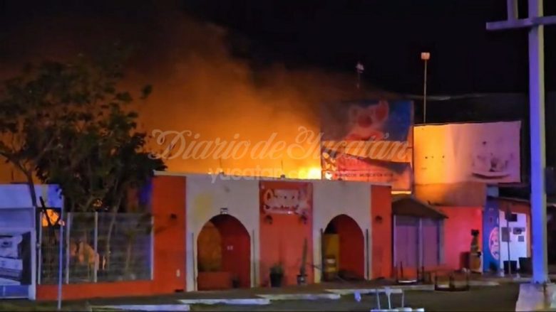 Un incendio consumió varias palapas de restaurantes cocteleros en el malecón de Campeche