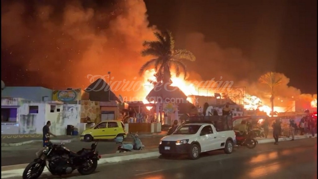 Un incendio consumió varias palapas de restaurantes cocteleros en el malecón de Campeche