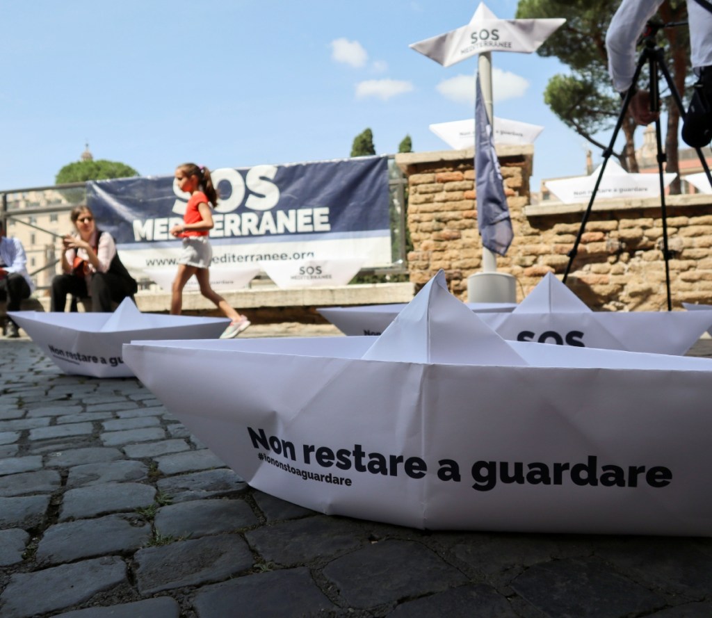 Barcos de papel que colocó en una calle de Roma una organización humanitaria