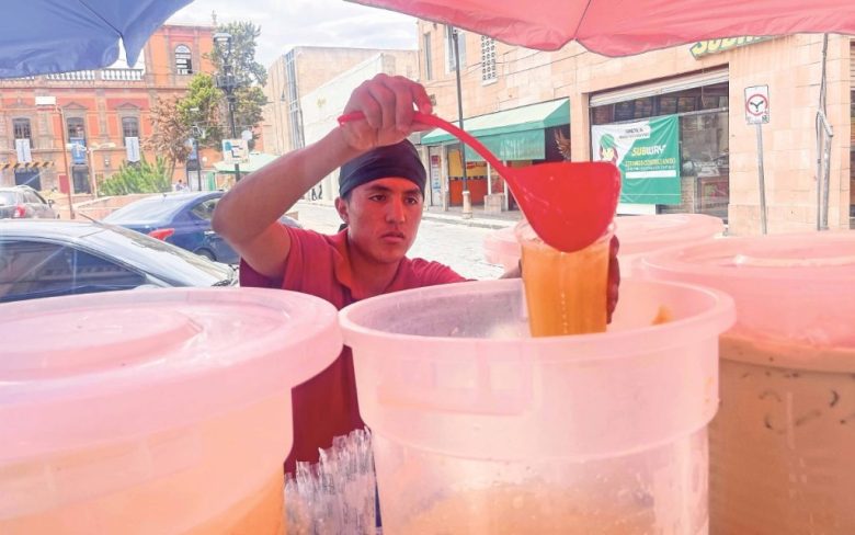 Sobre estas líneas, mujeres se refrescan con bebidas en Ciudad de México. Una nueva ola de calor se percibe en el Valle de México y en gran parte del país, A la izquierda, un joven vende aguas frescas en calles del Centro Histórico de la ciudad de San Luis Potosí