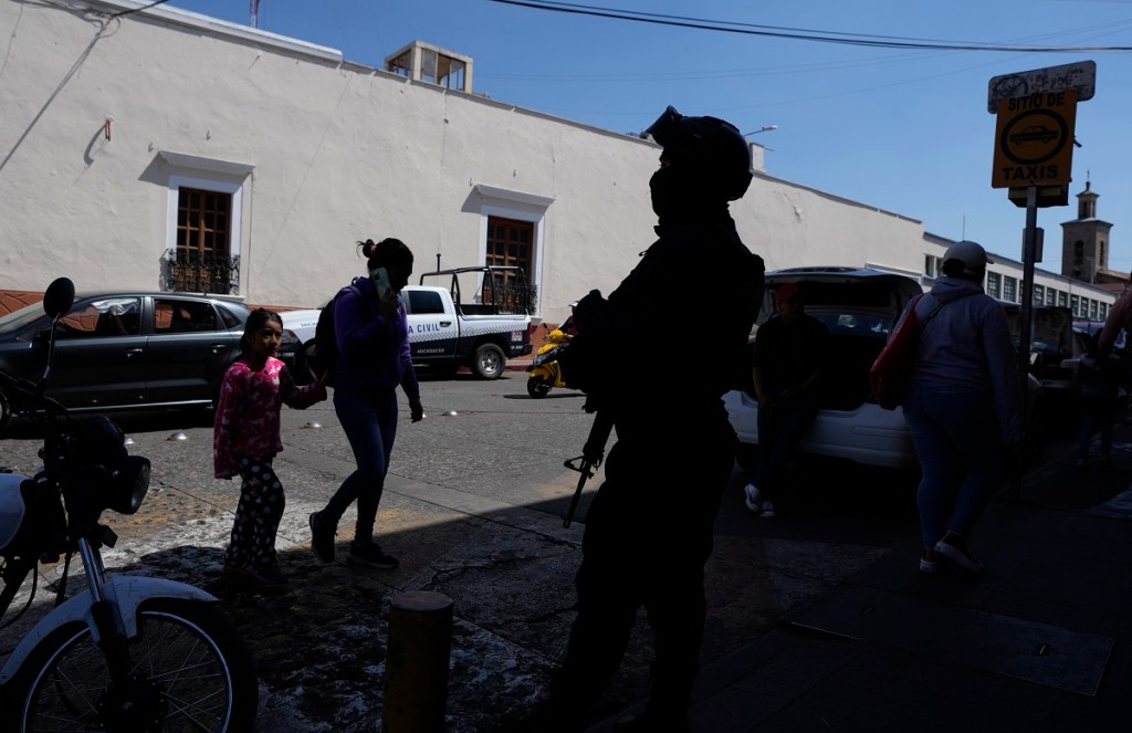 Un policial vigila en Maravatío, Michoacán, donde dos aspirantes a alcalde fueron asesinados este año (Foto de AP)