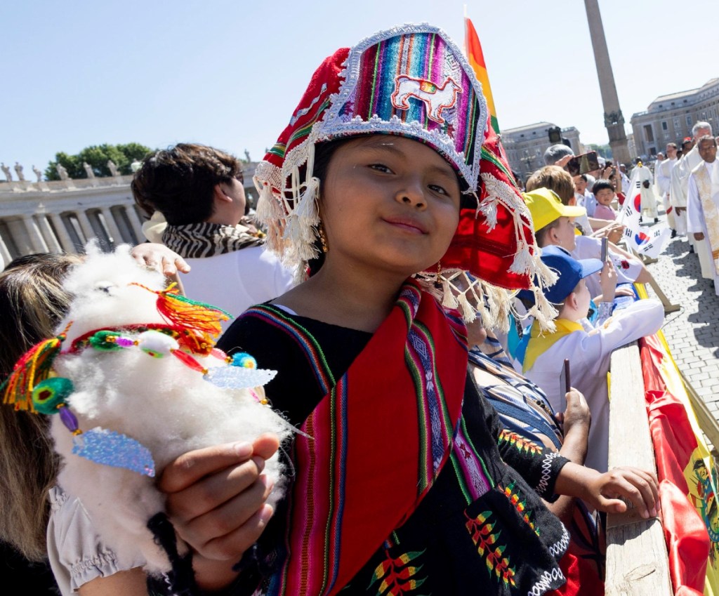 Un niño sudamericano asiste a la misa que ofreció el papa Francisco a niños en El Vaticano