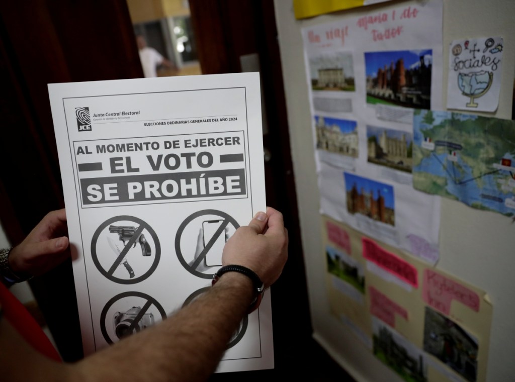 Integrantes de la Junta Central Electoral, preparan material