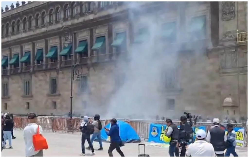 Al menos 26 policías resultan heridos tras protesta de normalistas de Ayotzinapa frente a Palacio Nacional; lanzan petardos y explosivos