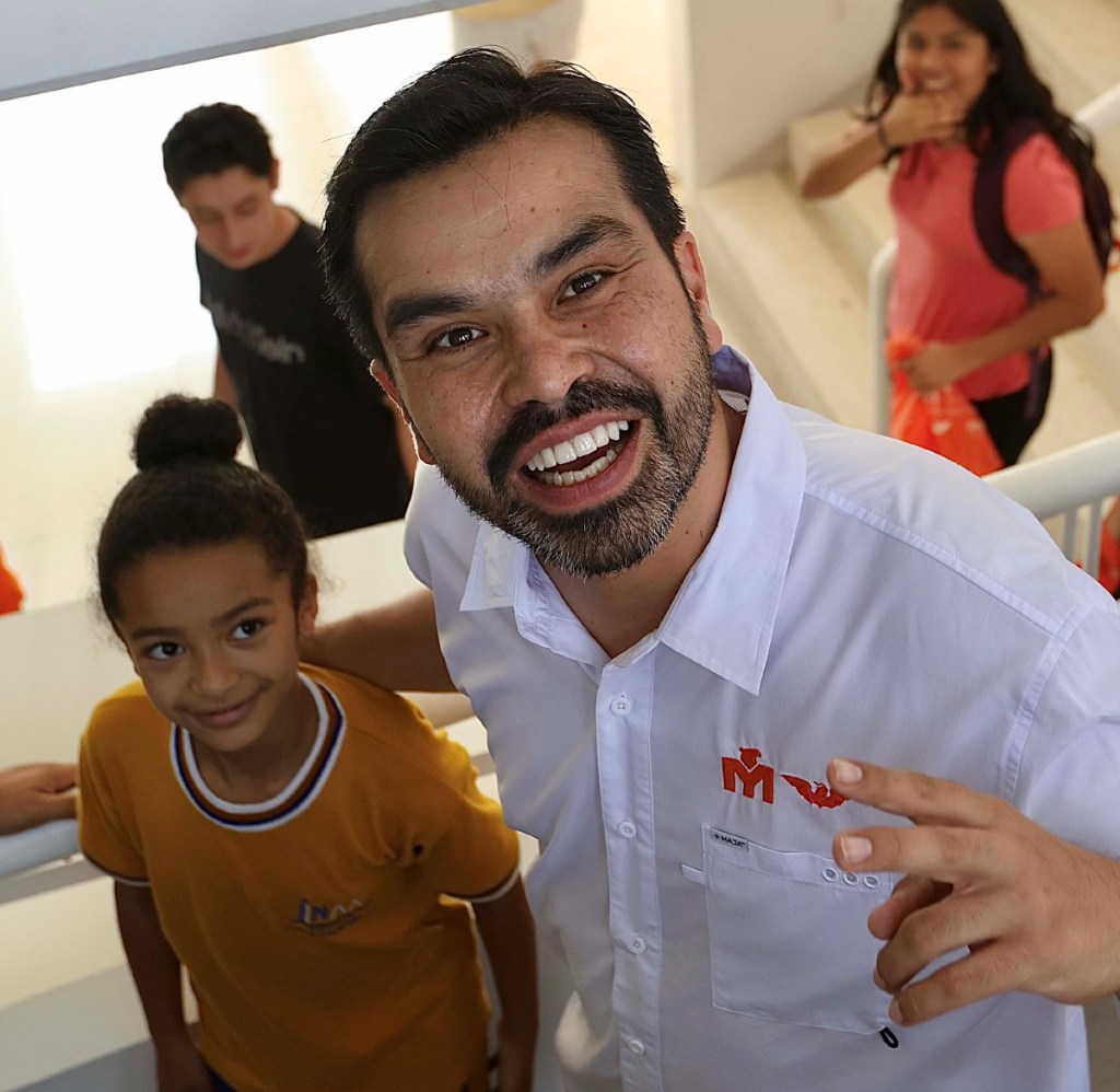 Jorge Álvarez Máynez, candidato por Movimiento Ciudadano, en una visita, ayer, a la Universidad Anáhuac Campus Xalapa