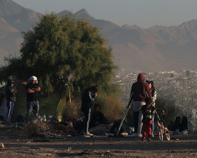 Migrantes permanecen en las inmediaciones del cerco fronterizo con Estados Unidos, en Ciudad Juárez