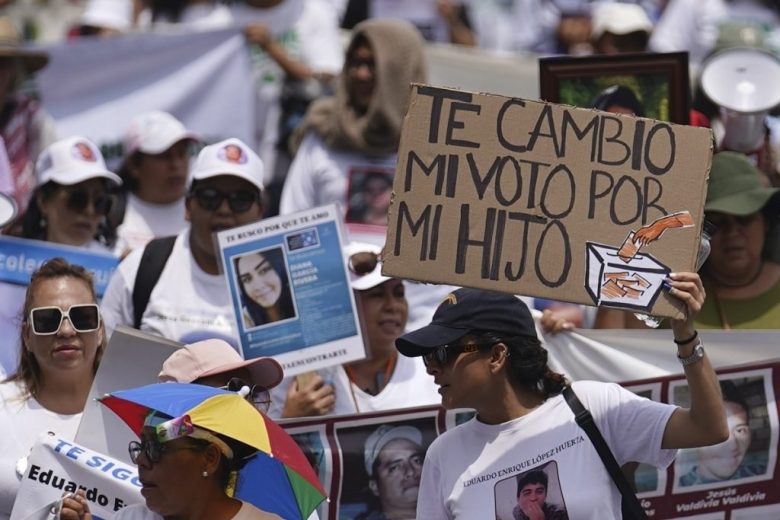 Asistentes a la  "Marcha nacional de madres buscadoras", en el marco del Día de la Madre en Ciudad de México (Foto de AP)