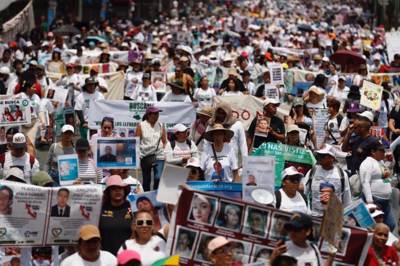 Otro aspecto de la "Marcha nacional de madres buscadoras" realizada en Ciudad de México en el Día de la Madre (Foto de EFE)