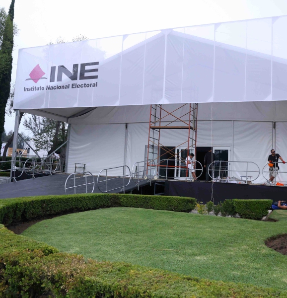 La instalación de carpas en el la sede del INE para la jornada del 2 de junio