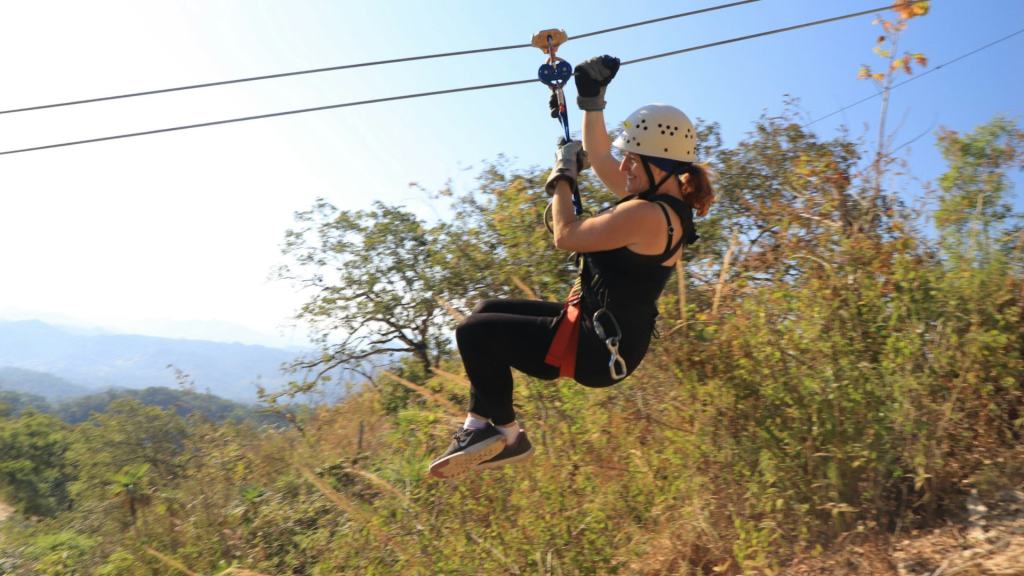 Mujer muere frente a sus dos sobrinas tras caer 40 metros desde una tirolesa en parque de deportes extremos en Italia