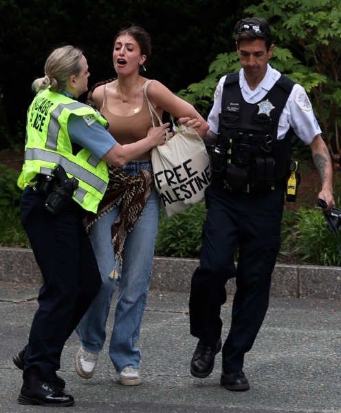 Agentes de la policía de Chicago detienen a una mujer durante una protesta pro-palestina