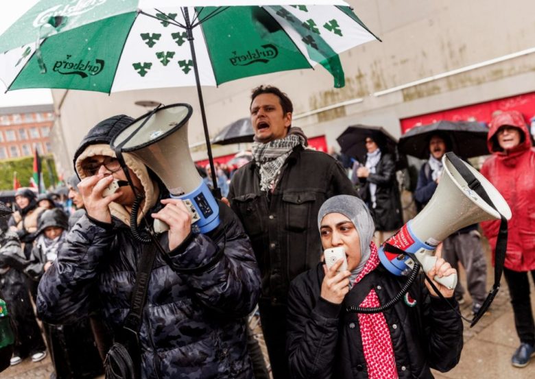 La gente participa en la manifestación “todos en la calle por una Palestina libre” en Copenhague. El acto ha generado debate porque tiene lugar en Dinamarca el Día de la Liberación de la Segunda Guerra Mundial