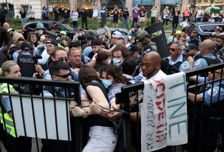 La gente grita consignas durante una protesta en solidaridad con el pueblo palestino, en Islamabad. A la derecha, oficiales de policía de Chicago se preparan para arrestar a decenas de manifestantes pro-palestinos