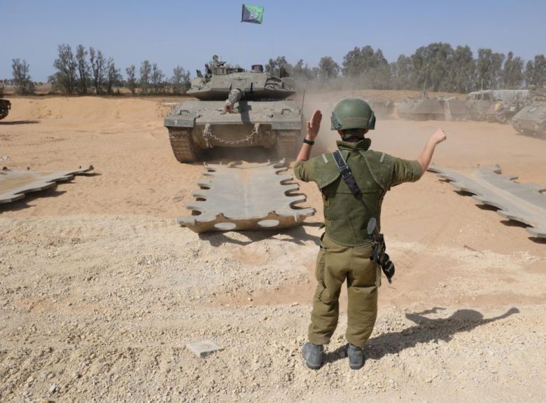 Gaza Border (Israel), 05/05/2024.- Israeli armoured vehicles gather along the border fence with southern Gaza Strip, Israel 05 May 2024. More than 34,550 Palestinians and over 1,455 Israelis have been killed, according to the Palestinian Health Ministry and the Israel Defense Forces (IDF), since Hamas militants launched an attack against Israel from the Gaza Strip on 07 October 2023, and the Israeli operations in Gaza and the West Bank which followed it. EFE/EPA/ABIR SULTAN