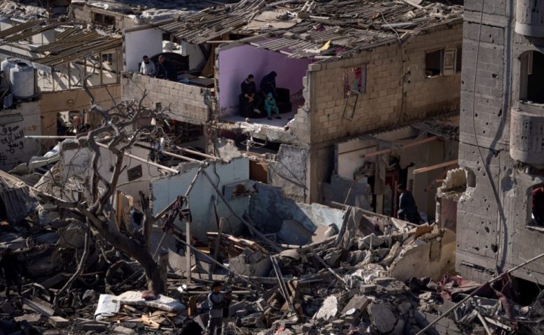 ARCHIVO - Palestinos observan la destrucción después de un ataque israelí en edificios residenciales y una mezquita en Rafah, en la Franja de Gaza, el 22 de febrero de 2024. (AP Foto/Fatima Shbair, archivo)