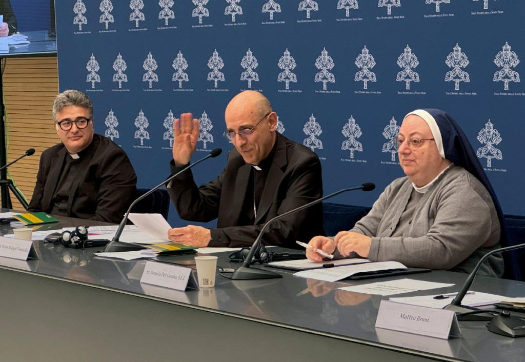 Al centro, el prefecto de la Congregación para Doctrina de la Fe, el cardenal Víctor Manuel Fernández