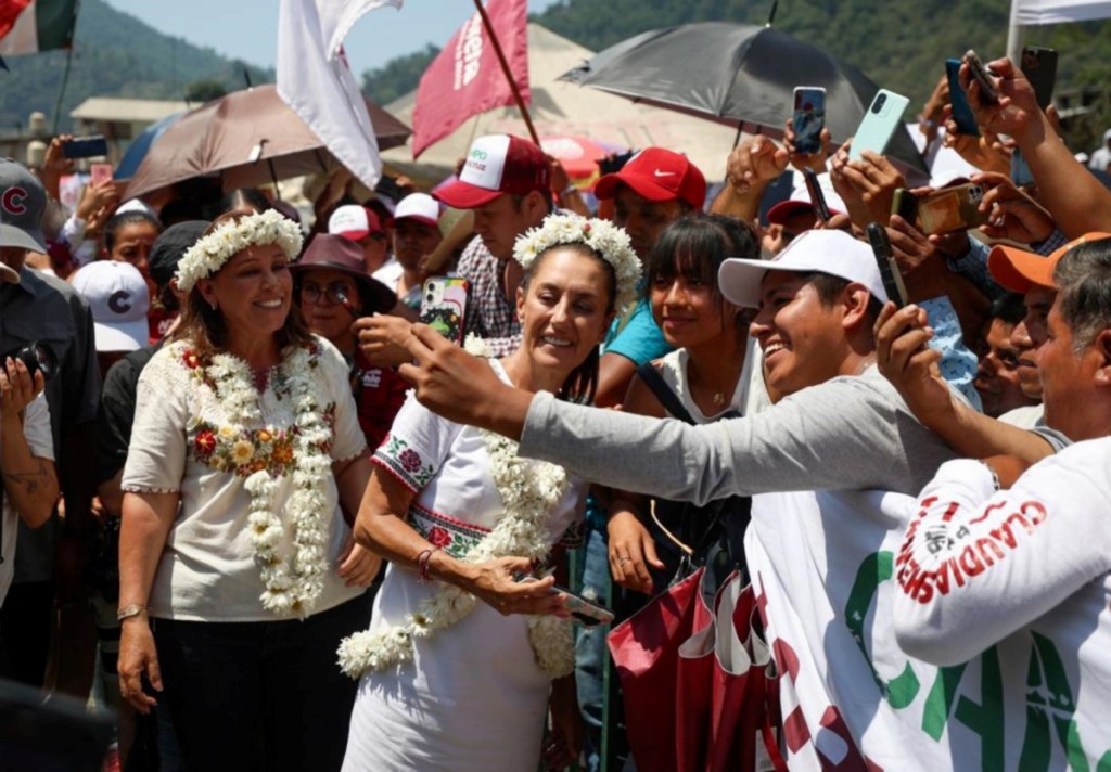 Rocío Nahle, candidata de Morena a la gubernatura de Veracruz, con Claudia Sheinbaum, antes de un mitin en la sierra de Zongolica