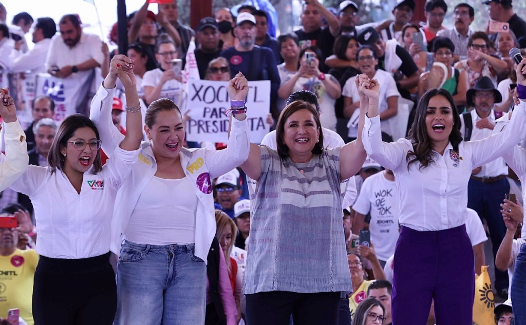 Xóchitl Gálvez, candidata presidencial de “Fuerza y Corazón por México”, durante un mitin en el Ágora de Tlatelolco con la candidata a delegada por la alcaldía Cuauhtémoc, Alessandra Rojo de la Vega (derecha)