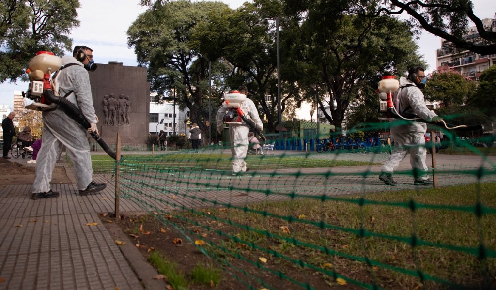 Trabajadores fumigan en un parque de Buenos Aires, Argentina, uno de los países que afronta un grave brote de dengue (Foto de Xinhua)