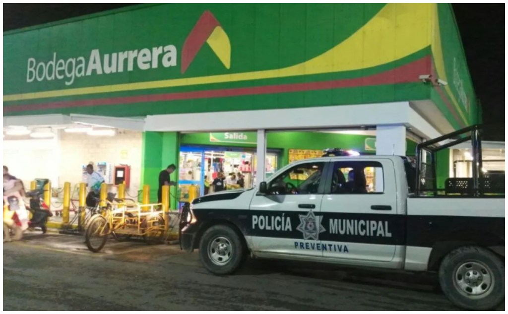 Pareja extranjera, al parecer cubanos, asalta conocido supermercado en Cancún; amenazan con un cuchillo a clientes y logran darse a la fuga