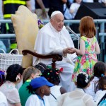 Asistentes a la celebración del Día Mundial del Niño en el Estadio Olímpico, en Roma, Italia. A la izquierda, el papa francisco responde a la pregunta que le hizo una pequeña, en un momento del festejo en el que el Pontífice argentino charló con los niños y les repartió dulces