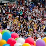 Vista general en el evento de ayer en el Estadio Olímpico de Roma. Abajo, el papa Francisco observa el partido de fútbol