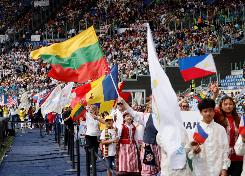 Delegados infantiles desfilan durante la reunión para celebrar el día Mundial del Niño en el Estadio Olímpico, en Roma, ayer en el marco de la JMN