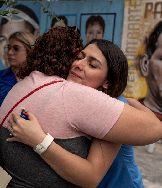 Olga Menchaca (derecha), hija del profesor José Antonio Menchaca, desaparecido hace dos años en Monterrey, recibe un abrazo solidario en un acto