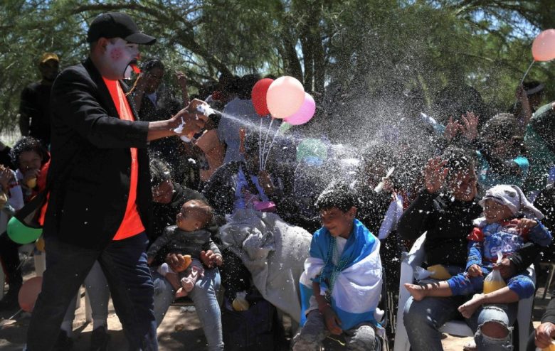 Integrantes del colectivo “Ángeles Mensajeros” participaron ayer en la celebración del “Día del Niño”, junto a menores migrantes, en la frontera con Estados Unidos, en Ciudad Juárez, Chihuahua