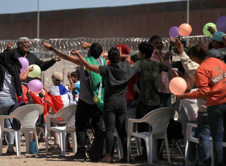 Decenas de niños celebraron ayer el Día del Niño en la frontera de México con Estados Unidos, en medio del hambre, enfermedades y la barricada de navajas que colocó el gobierno de Texas