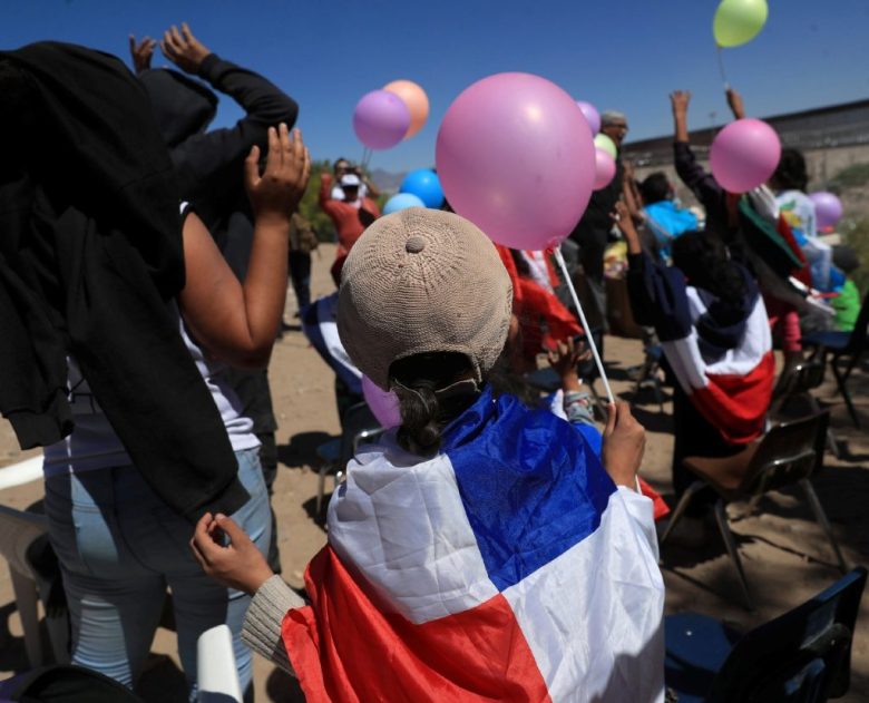 La celebración del “Día del niño migrante” en Tapáchula, Chiapas, se dio entre adornos con globos, una piñata, dulces, postres, juguetes y un ambiente de unidad, sin importar las nacionalidades