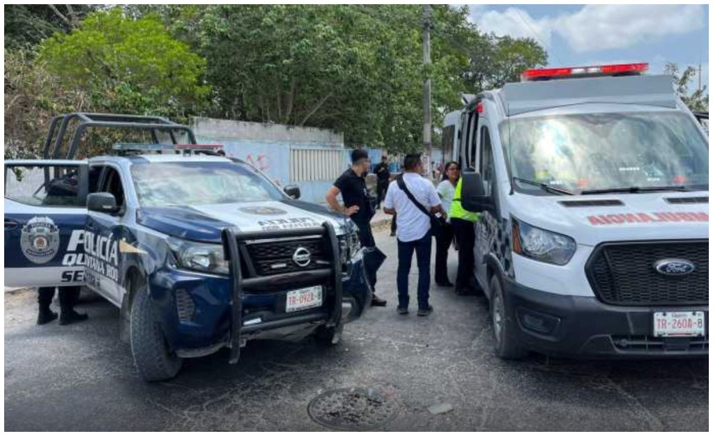 Policías de la SCC chocan una patrulla durante persecución policial en Cancún; reportan detenidos y un posible lesionado