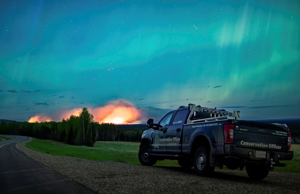 Un incendio forestal, con una aurora boreal sobre él, cerca de Fort Nelson, Canadá, el sábado pasado