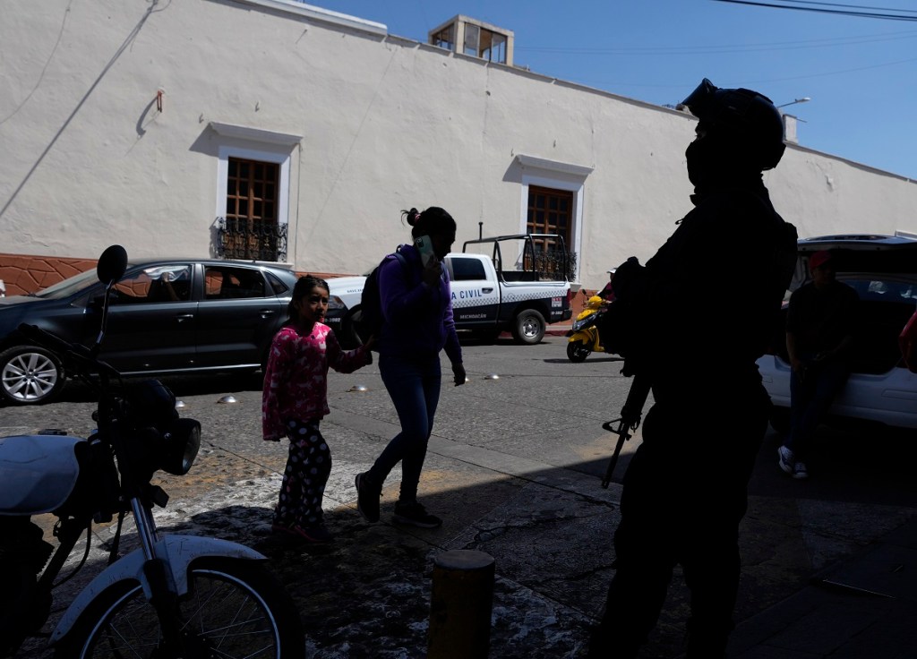 Un agente hace guardia en Maravatío, Michoacán, donde en febrero pasado dos aspirantes a alcalde fueron asesinados (Foto de AP)