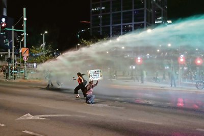 La policía utiliza cañones de agua para dispersar a los manifestantes que bloquean una carretera de Tel Aviv, la segunda ciudad más grande de Israel, durante una protesta que se llevó al cabo anoche contra el primer ministro israelí, Benjamín Netanyahu, en la que exigieron que su gobierno impulse la liberación de los rehenes retenidos en la Franja de Gaza desde el 7 de octubre por el grupo militante Hamás
