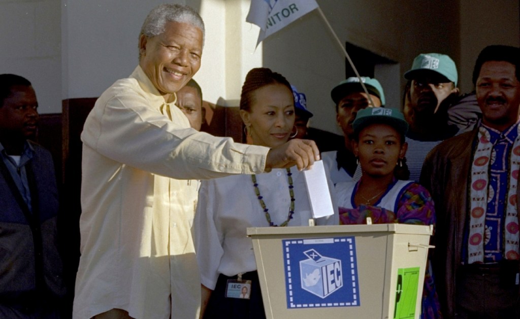 En imagen de archivo, Nelson Mandela vota en las primeras elecciones abiertas celebradas en Sudáfrica, el 27 de abril de 1994, en Durban