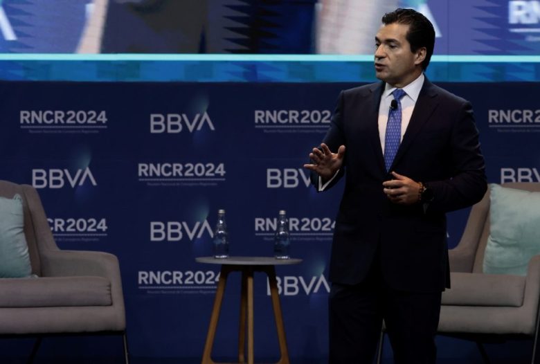 Arriba, el director general de BBVA México, Eduardo Osuna, participa en la Reunión Anual de Consejeros de BBVA, en Ciudad de México. A la izquierda, el secretario de Hacienda, Rogelio Ramírez de la O, participó ayer en el mismo evento en el que habló de Pemex y del Fondo del Bienestar