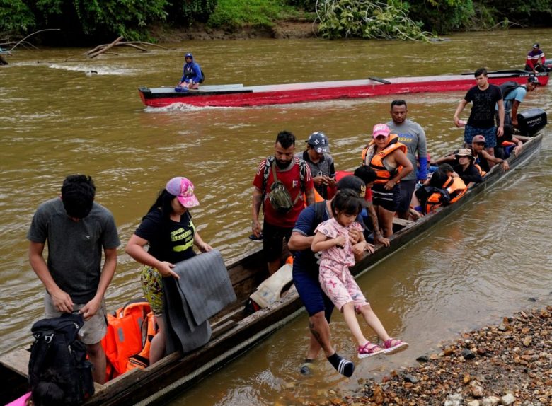 Un hombre y un niño caminan cerca de boyas en el Río Bravo. Abajo, niños migrantes tras cruzar la selva del Darién en el poblado Lajas Blancas, Panamá