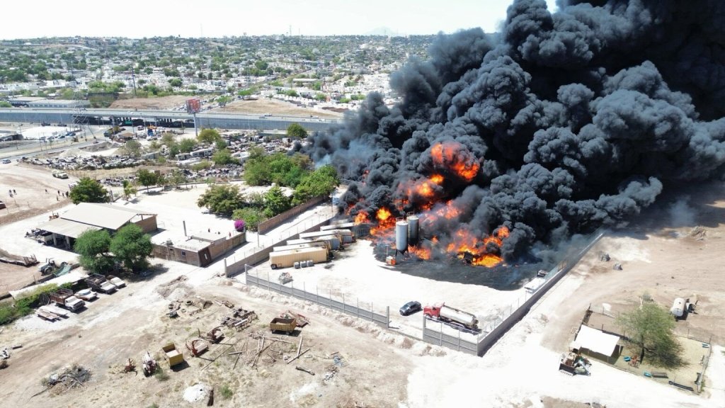 Desalojan a vecinos de zona cercana a sitio de explosión e incendio de pipa de combustible en Culiacán, Sinaloa