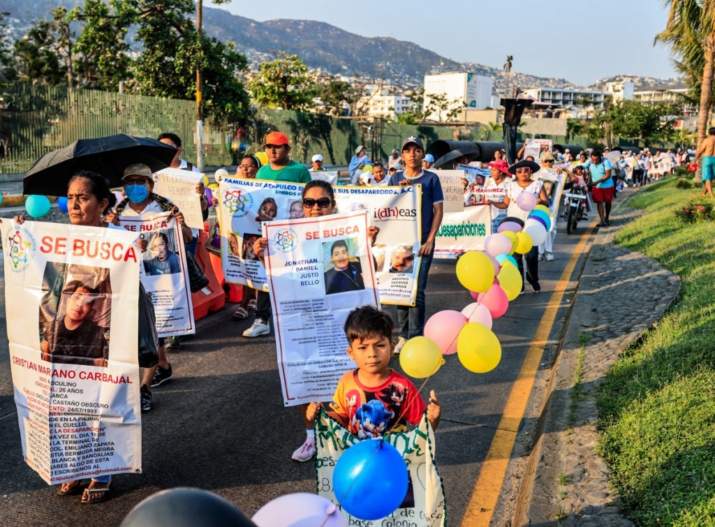 MEX7356. ACAPULCO (MÉXICO), 10/05/2024.- Madres de personas desaparecidas e integrantes de colectivos protestan este viernes en Acapulco (México). Decenas de mujeres que buscan a sus hijos desaparecidos marcharon en Acapulco, ciudad costera del sur de México, para denunciar la impunidad que persiste en torno a las desapariciones de sus hijos, cuya ausencia les impidió festejar el Día de las Madres este viernes. EFE/David Guzmán