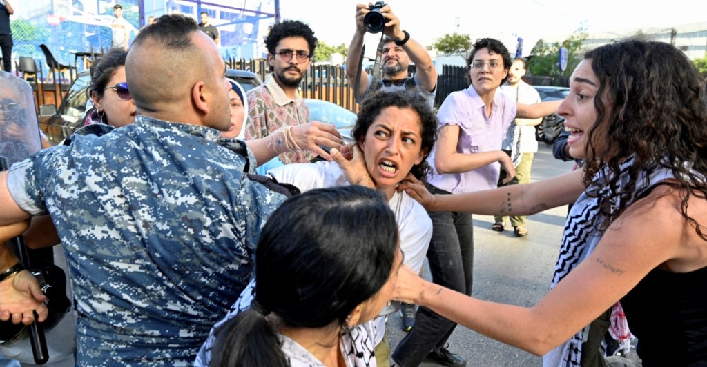 Estudiantes y activistas se enfrentan a la policía antidisturbios durante una protesta afuera de la embajada de Egipto en Beirut, Líbano, para condenar los ataques aéreos del Ejército Israel en la ciudad de Rafah