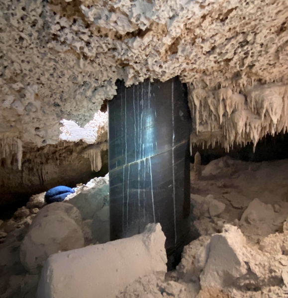 Uno de los grandes pilotes en una caverna ubicada en el Tramo 5 del Tren Maya