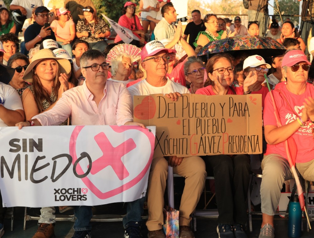 Meridanos participan en una firma de compromiso de candidatos con el Movimiento Rosa, anteayer